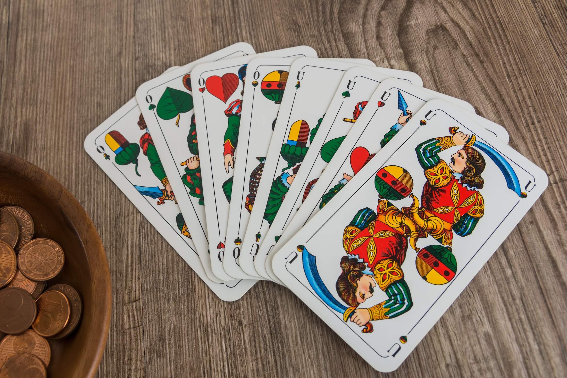 Schafkopf-Karten auf einem Tisch